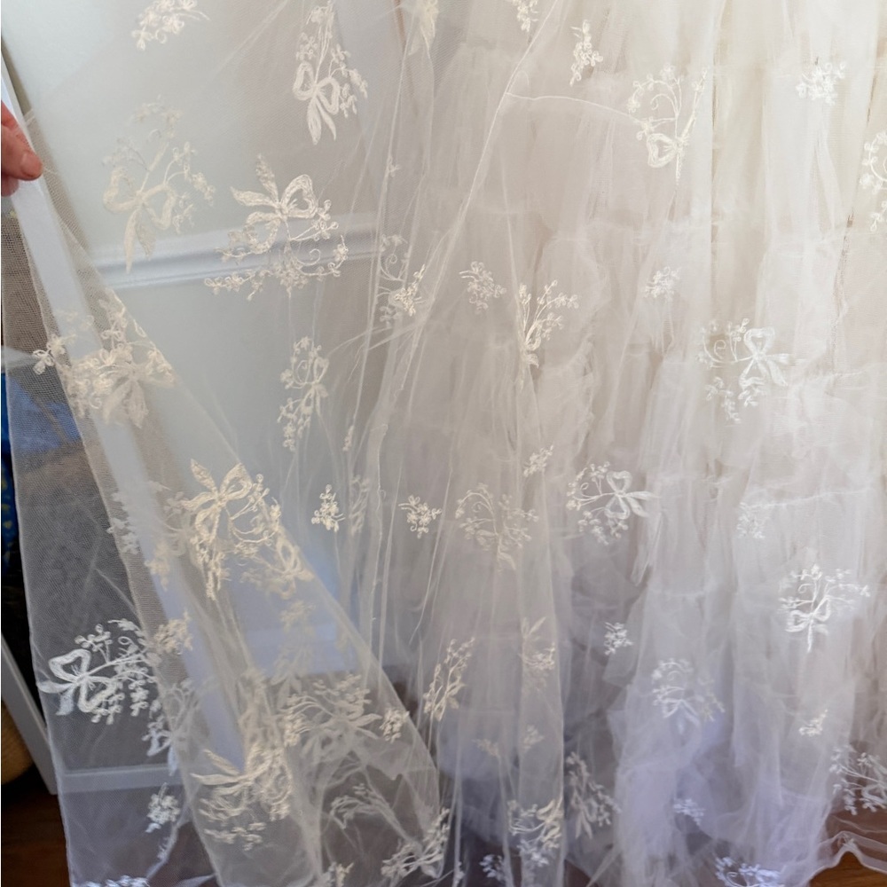 Vintage intricate Ivory Lace Tulle Ball Gown Wedding Dress - Picture 6 of 11